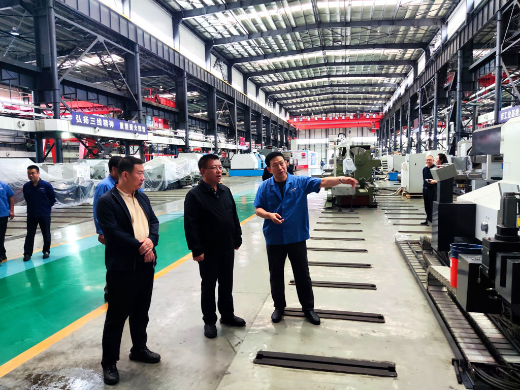 Mayor Liu Lijiang investigates the production and operation work of Gansu Xinghuo Machine Tool Company